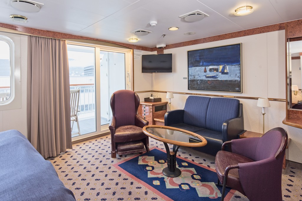 Hurtigruten MS Finnmarken Expedition Suite Upper deck 3.jpg